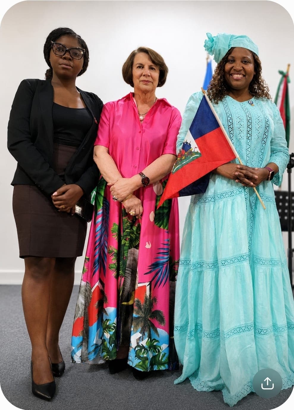 Twa delege ansanm nan somè a, youn ap kenbe drapo Ayiti a.